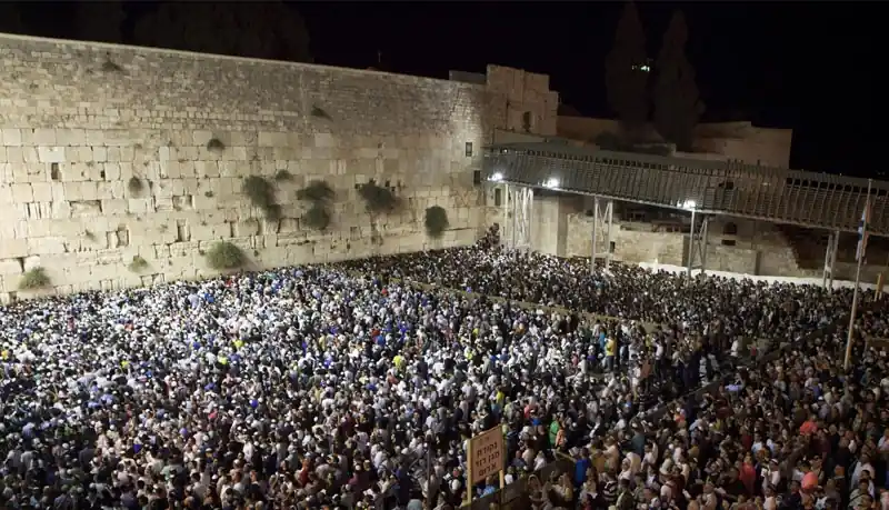 Yom Kippur celebration at the wailing wall